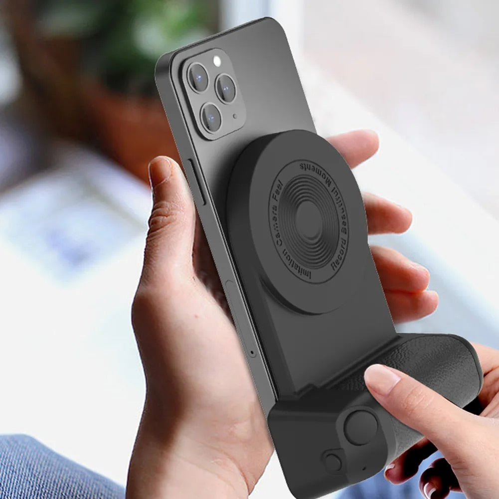 Multifunctional powerbank and selfie grip attached to a smartphone
