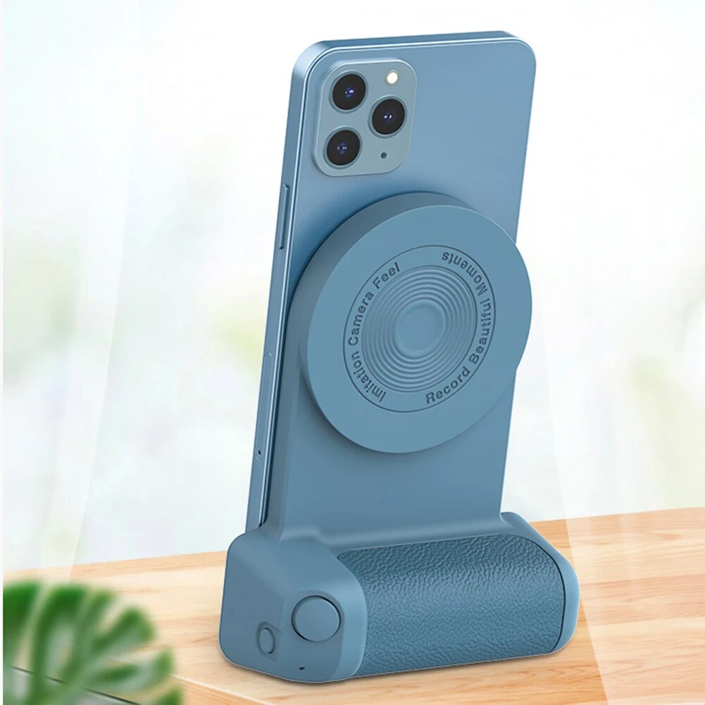 All-in-one powerbank and selfie grip accessory for mobile devices