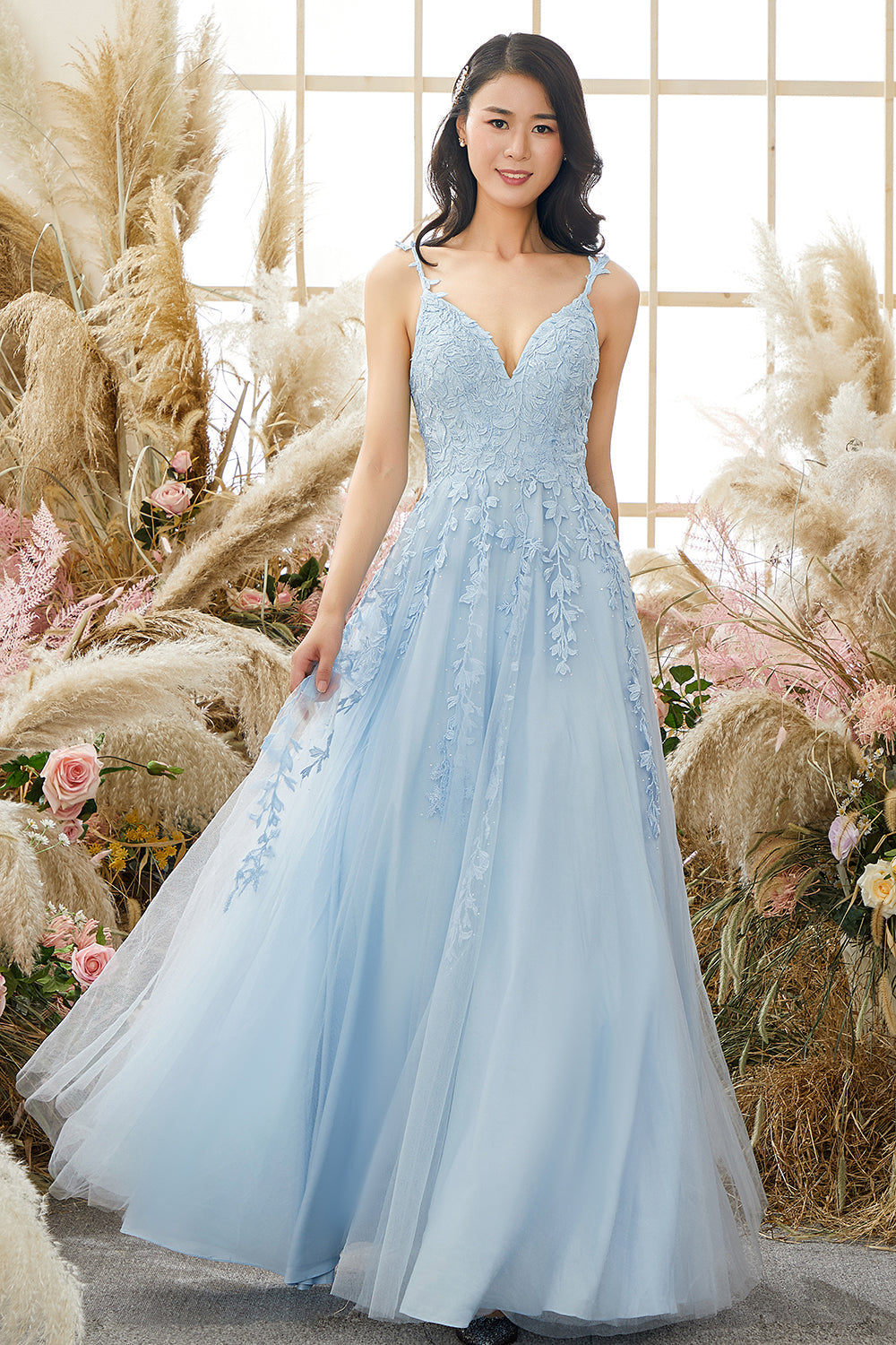 Sleeveless design feature on the elegant tulle prom maxi dress