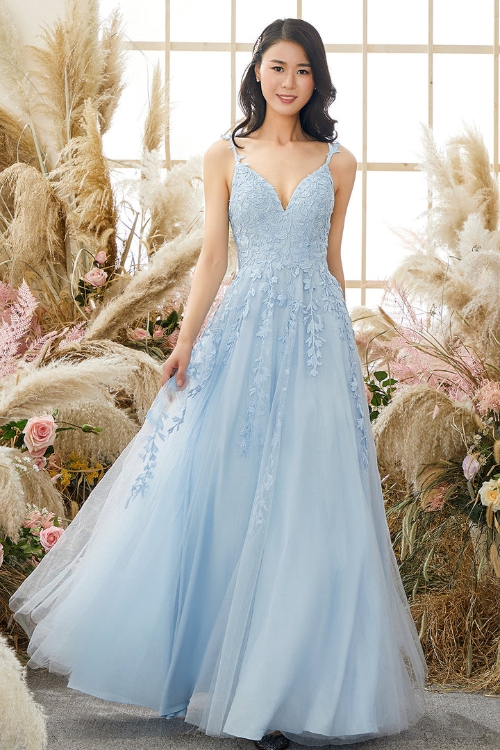 Sleeveless design feature on the elegant tulle prom maxi dress