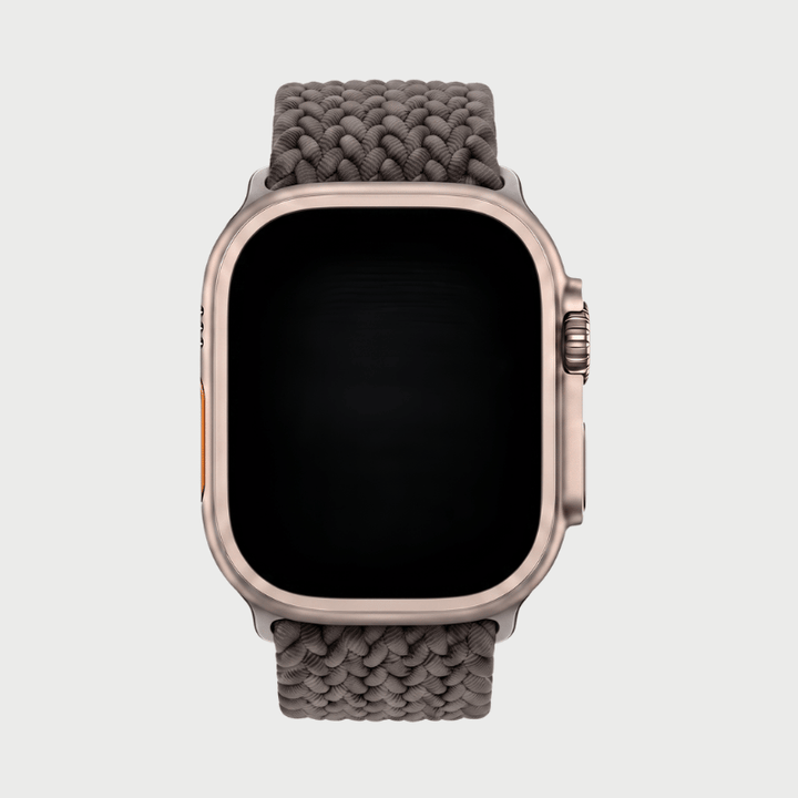 Easy-to-use magnetic closure showing strong grip on watch band
