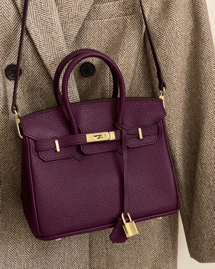 Fashion accessory black handbag for women with elegant hardware details