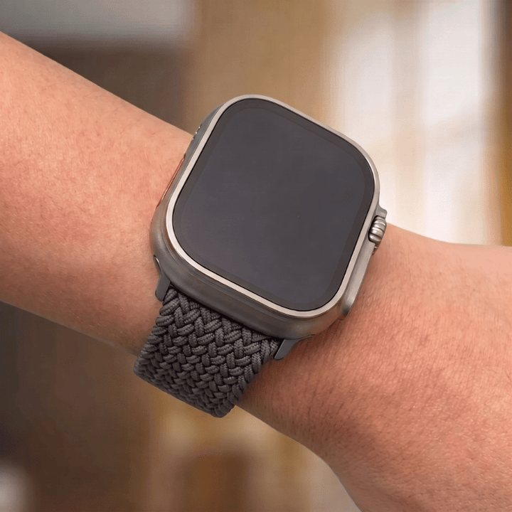 Lightweight and breathable wristband for all-day smartwatch comfort