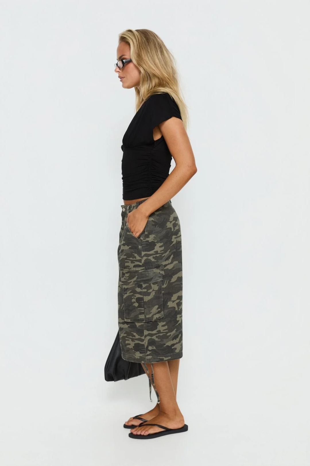 Alternative color angle of women's multi-pocket cargo shorts