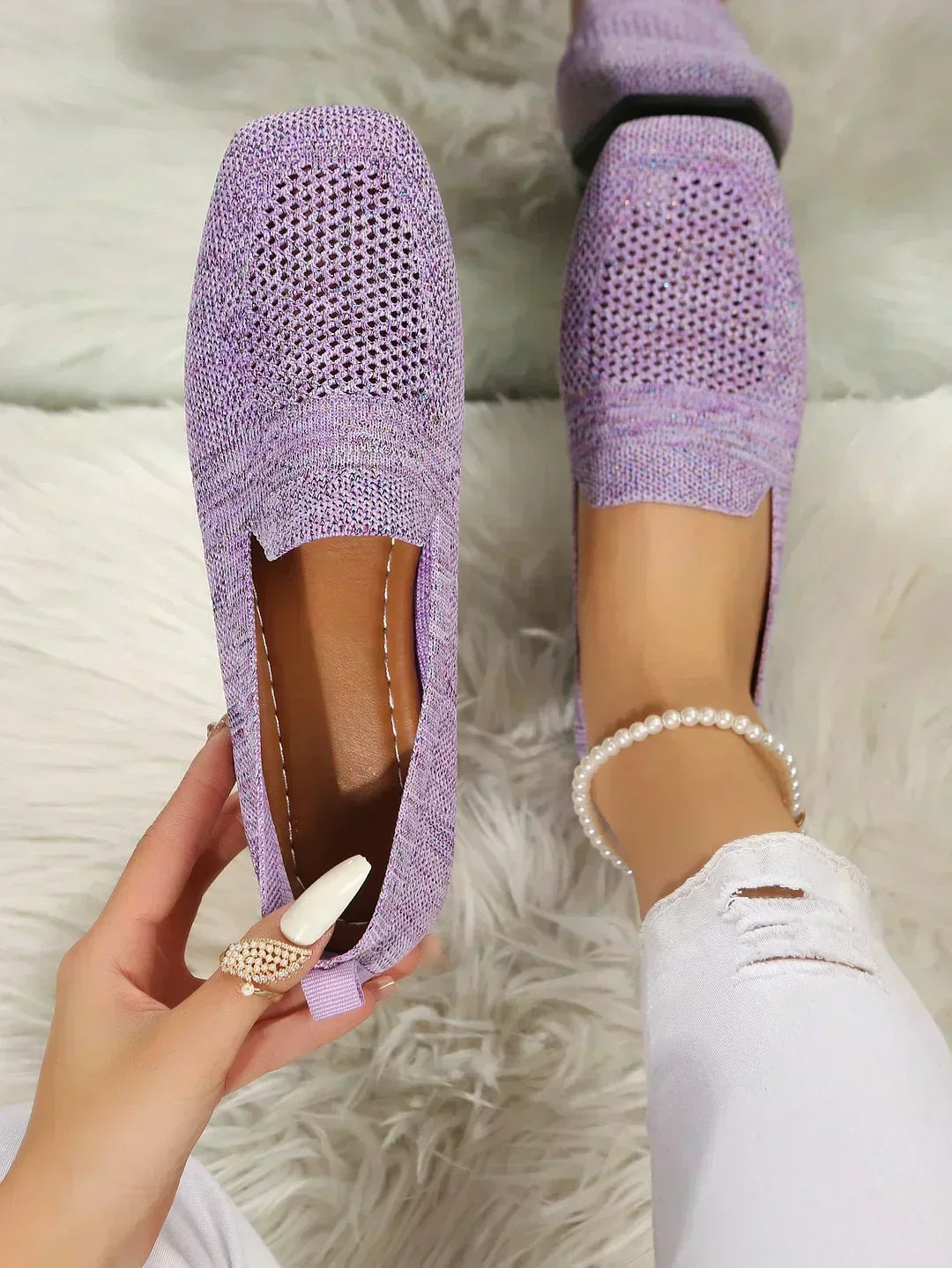 Supportive everyday footwear for women with breathable mesh upper