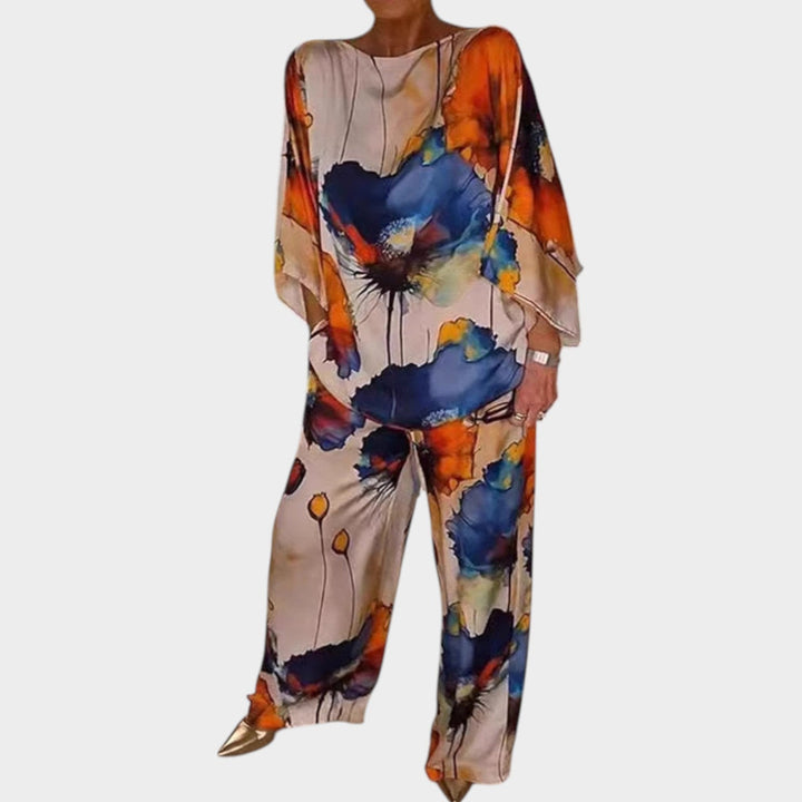 Elegant two piece set with allover floral pattern ideal for casual chic daily ensembles.