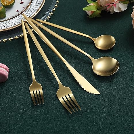 Final overview of the stainless steel flatware set ready for tabletop use