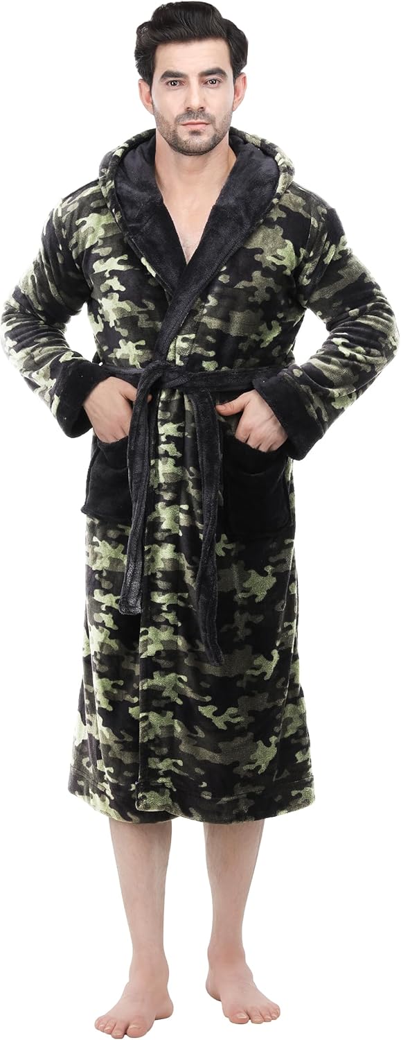 Detailed view of pocket on mens fleece dressing gown