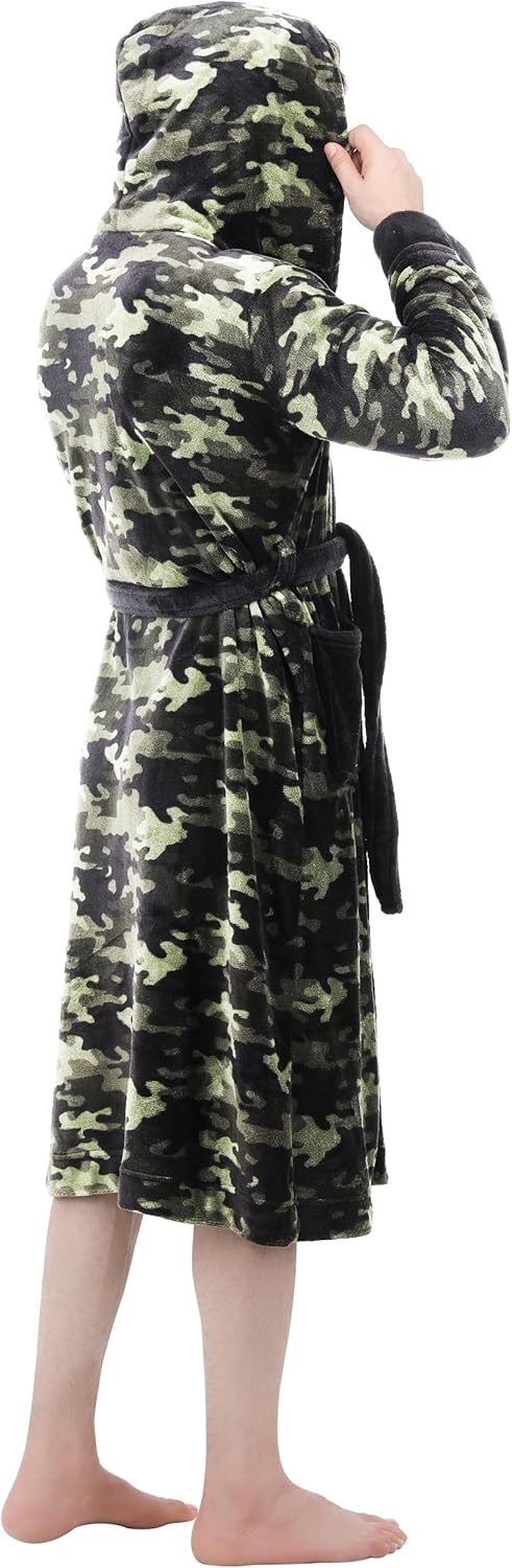 Warm bath robe with adjustable tie belt for secure fit