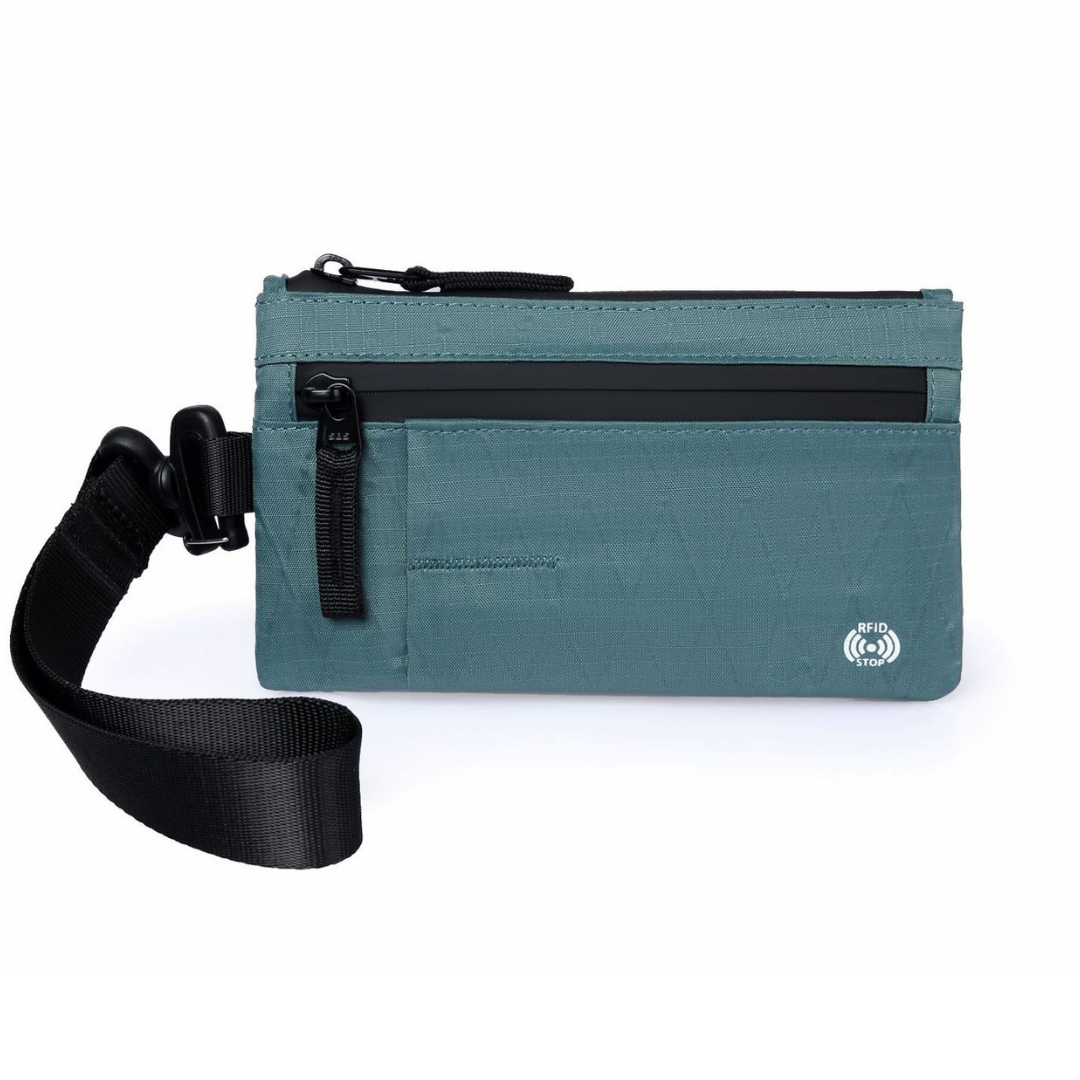 Lightweight card wallet fitting comfortably in hand