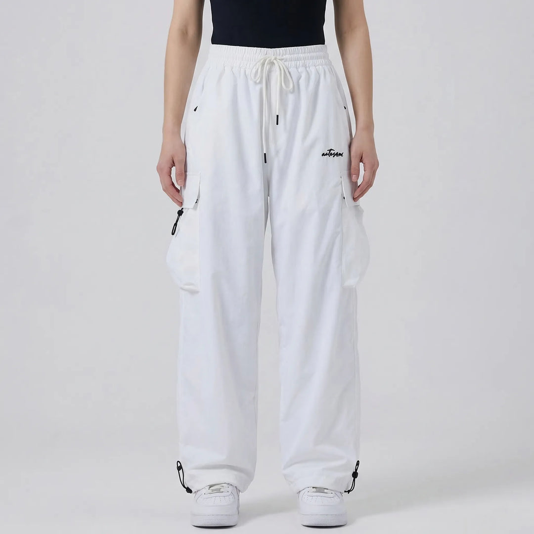 Relaxed fit women's snow pants for winter sports