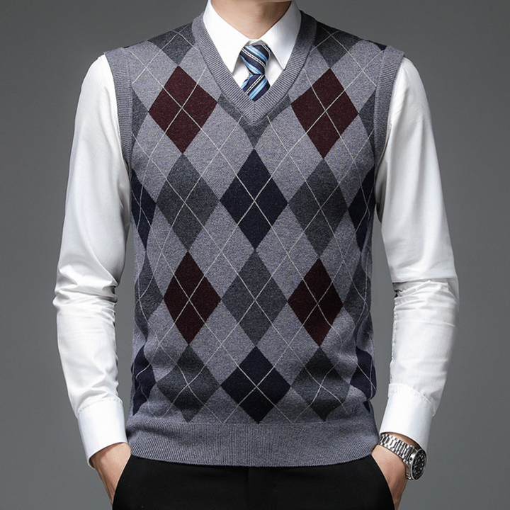 Close up of the argyle pattern on the mens V-neck knit vest