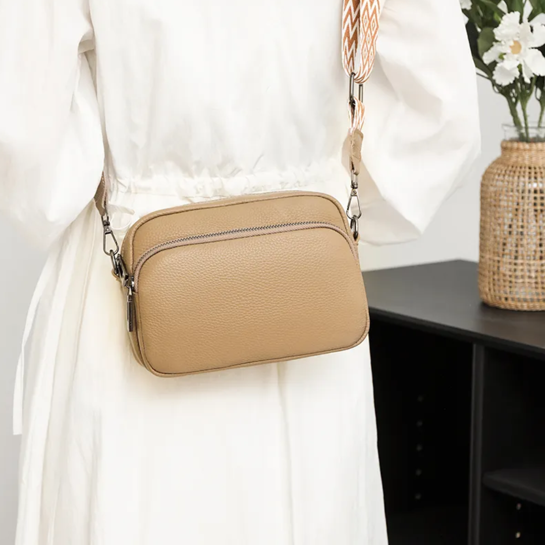 Secure magnetic closure flap on the leather shoulder bag