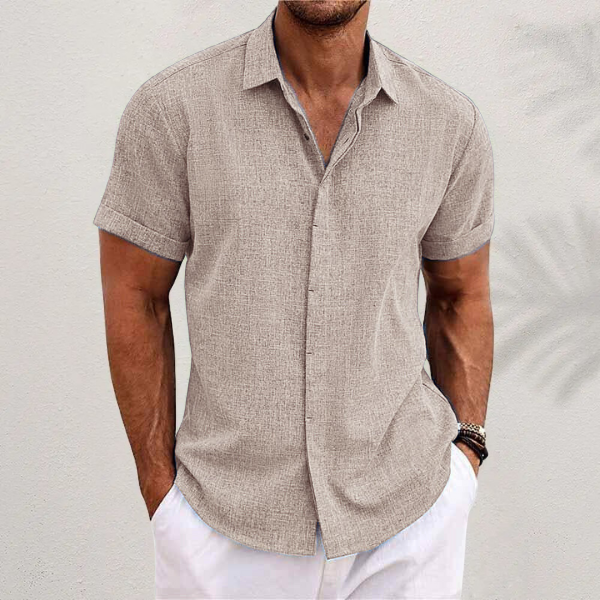 Detailed shot of the spread collar on a mens fashion short sleeve button-up shirt