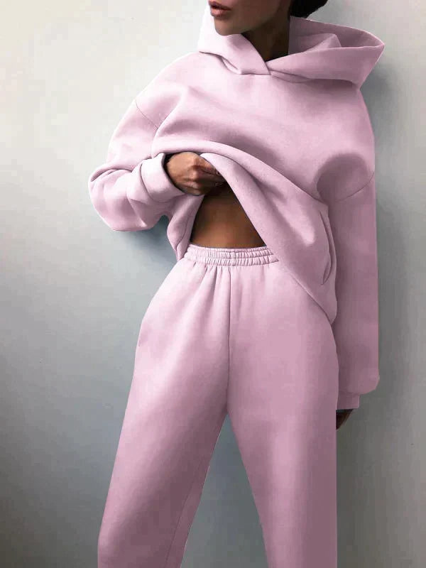 Model wearing the complete two-piece jogging set, highlighting daily casual style