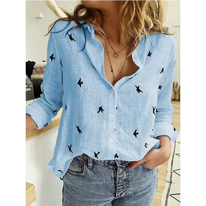 V-neck top in lightweight fabric, ideal as a women's summer vacation staple