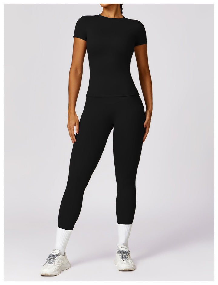 Seamless gym set showing ribbed texture and body contouring