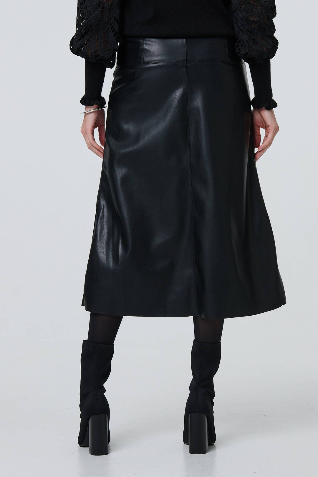 Minimalist design of black high waist midi skirt