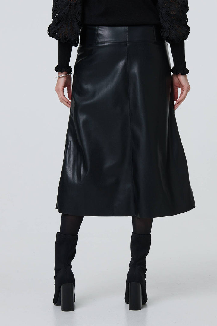 Minimalist design of black high waist midi skirt