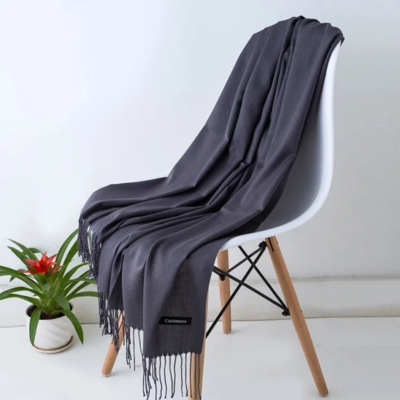 High-resolution view of the premium yarn used in the winter scarf