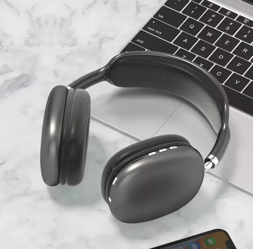 Model wearing black noise-cancelling headphones enjoying HiFi stereo sound
