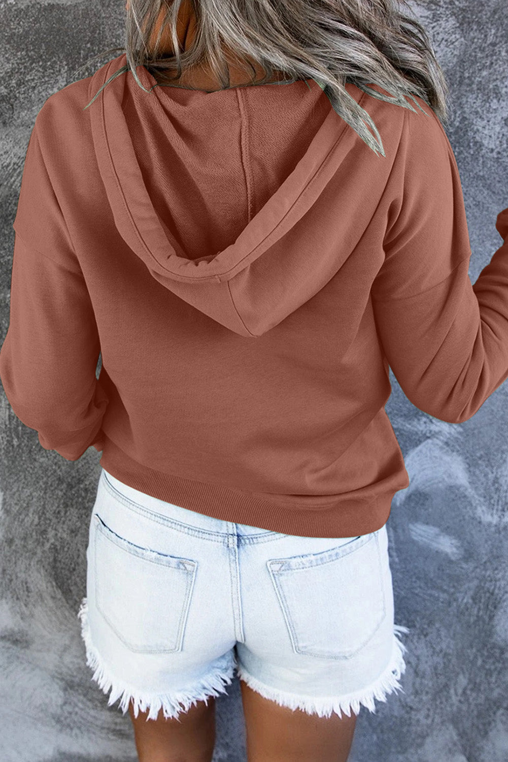 Trendy lila women's sweater with hood and long sleeves
