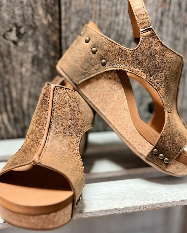 Insole and heel height detail of comfortable summer wedge sandals