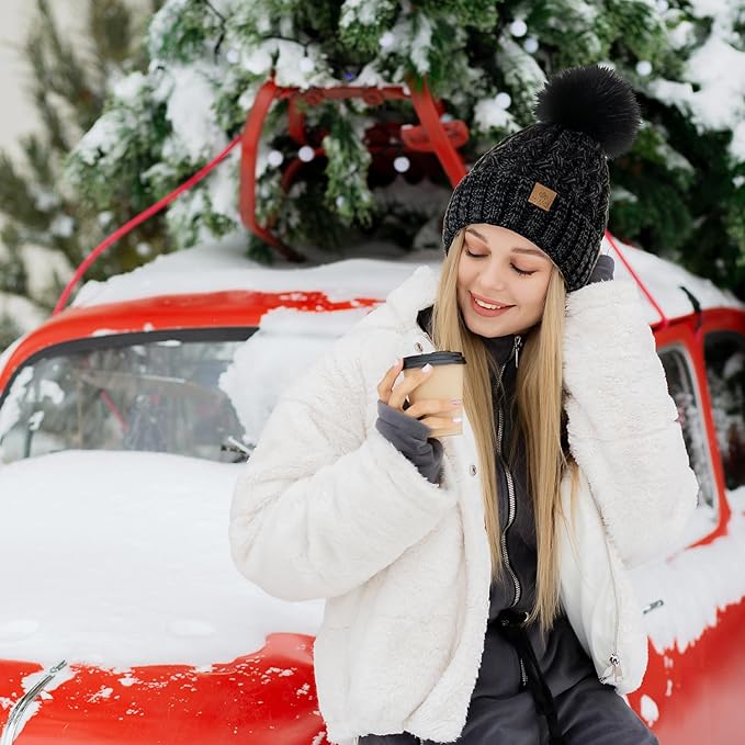 Detailed shot of the pom pom on women's winter beanie Yvonne