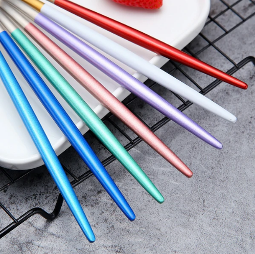 Detailed view of multiple cutlery handle color variants including blue, turquoise, pink, purple, white, and red