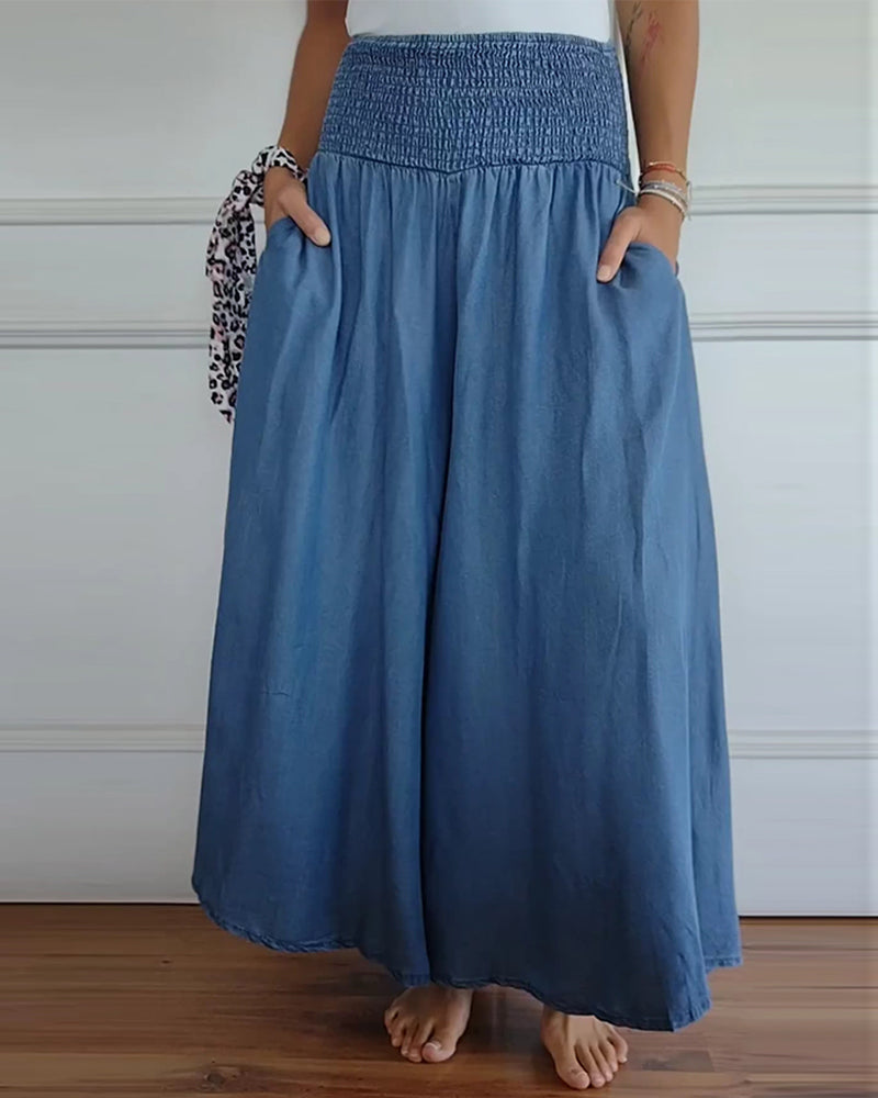 Casual maxi skirt with elastic waist and pockets in motion