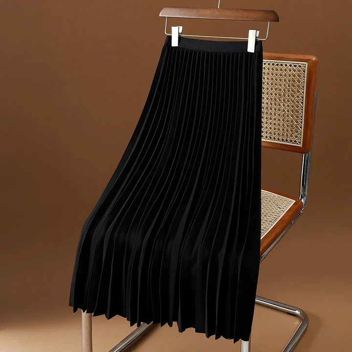 Versatile women's midi skirt featuring pleated design and elastic closure