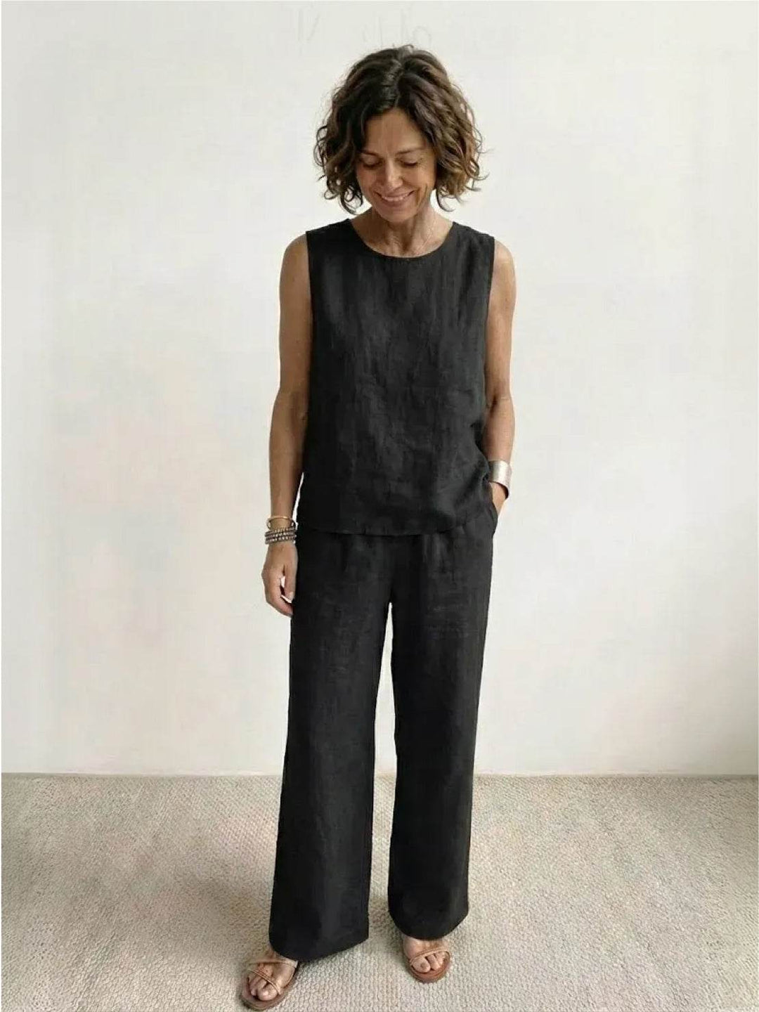 Versatile women's solid color two-piece outfit with sleeveless top and pants