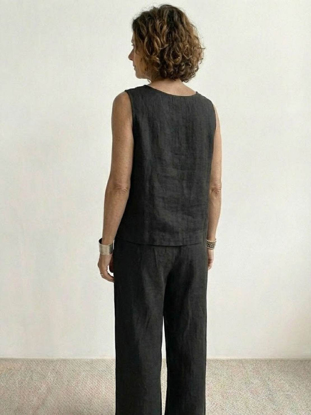 Fashionable two-piece set with a lightweight sleeveless top and wide trousers