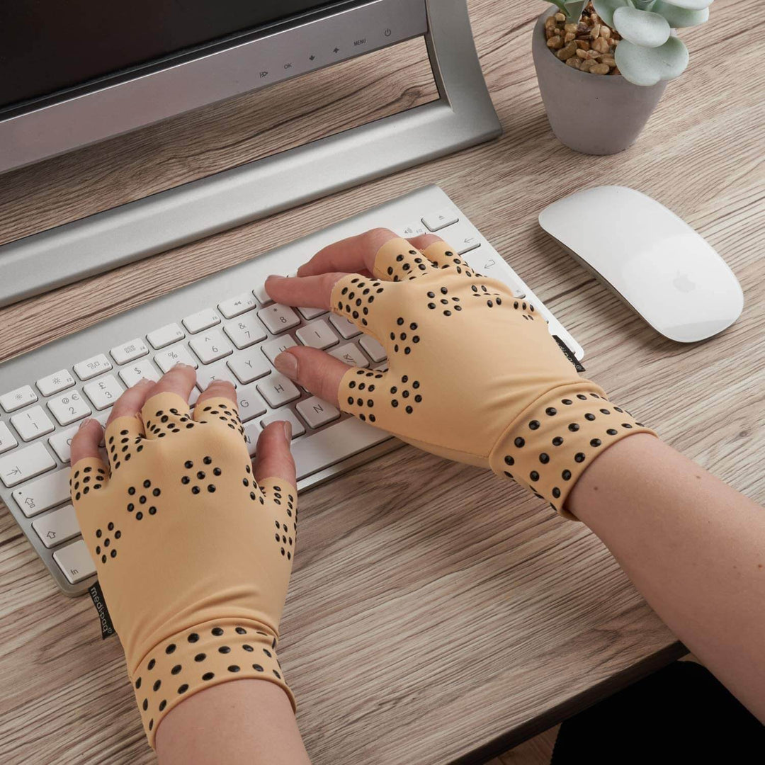 Flexible unisex fingerless gloves designed for joint pain relief
