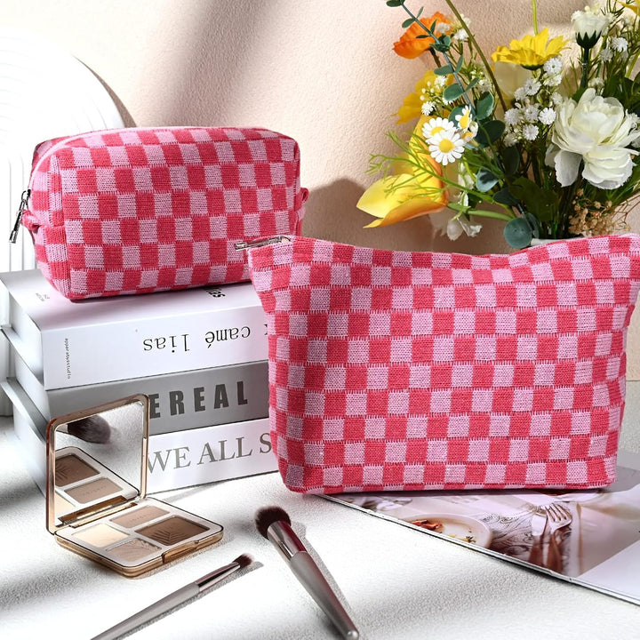 Stylish travel organizer and cosmetic bag with checkered look