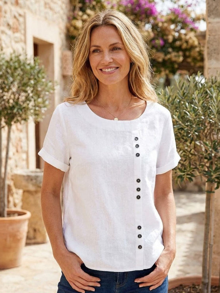 Detailed shoulder seam on women's scoop neck t-shirt
