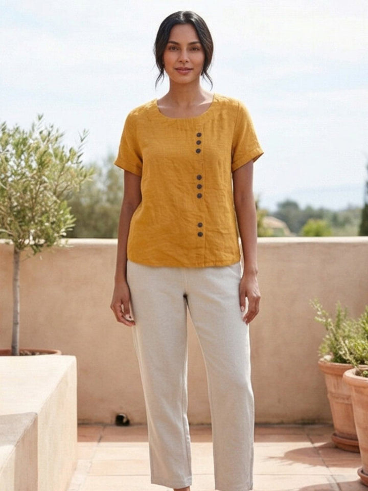 Easy-to-wear women's summer top with short sleeves