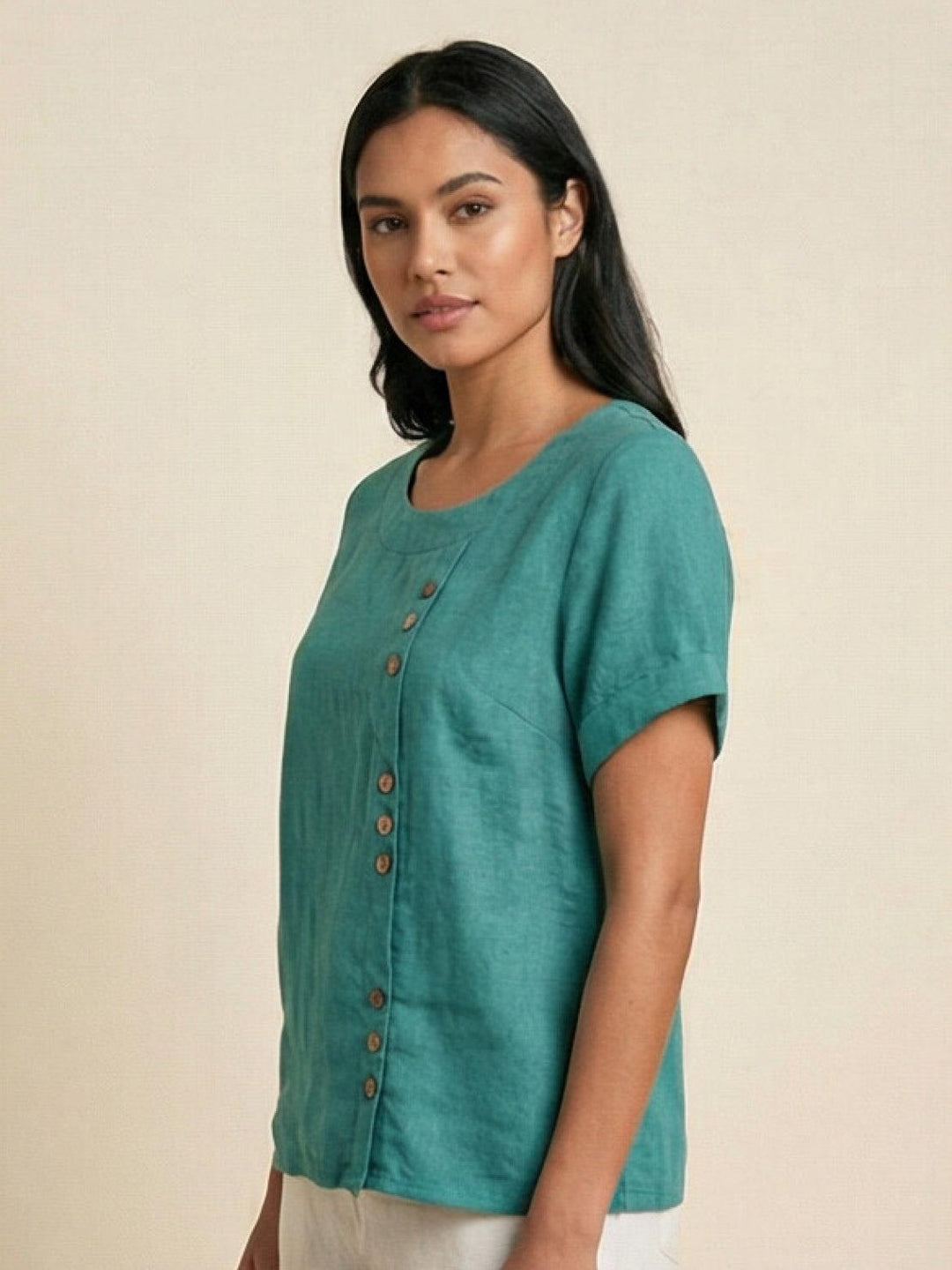 Detailed hem and side slit on women's casual tee