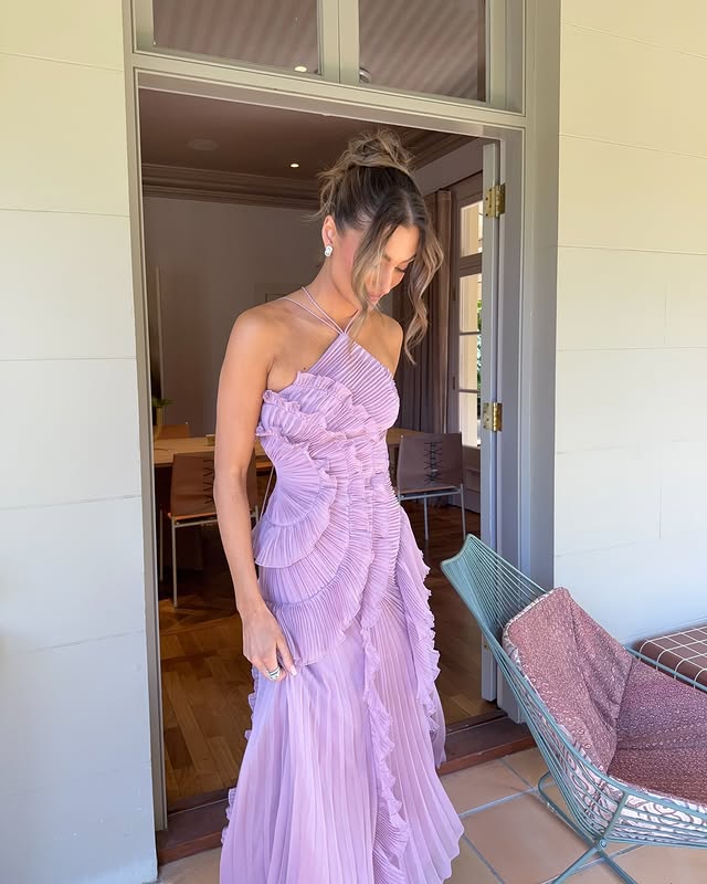 Flowy party dress in a maxi length with halter straps