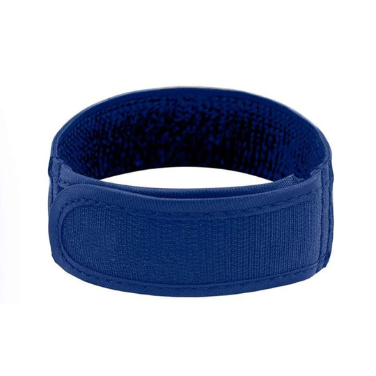Person wearing the seamless no bulge belt with denim jeans