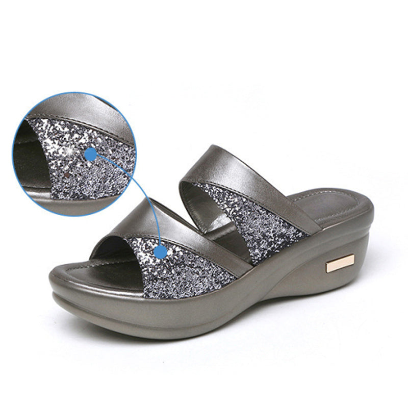 Women's walking sandals with adjustable straps and orthopaedic support