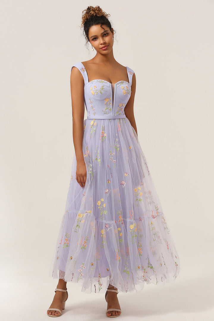 Waistline detail of the embroidered women's fashion party dress