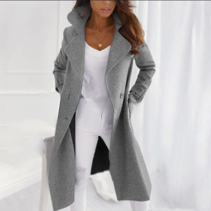 Woman wearing a grey long coat with turned-down collar
