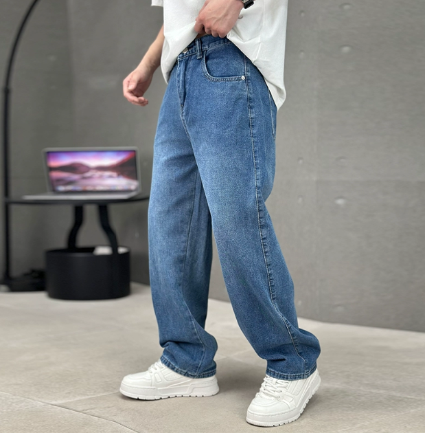Man wearing blue straight leg jeans paired with a white t-shirt and white sneakers