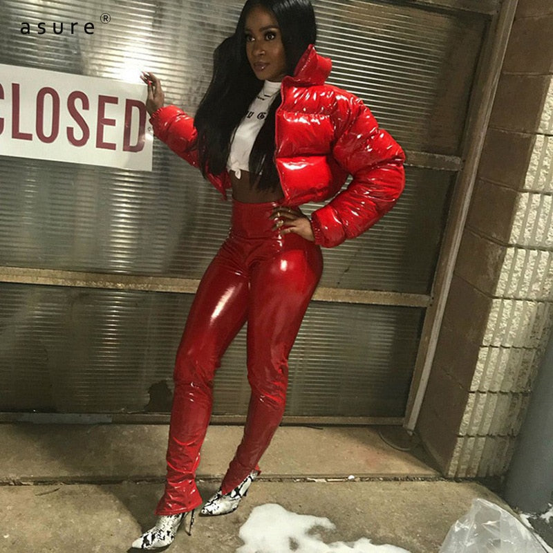 Street style look wearing the trendy cropped puffer jacket
