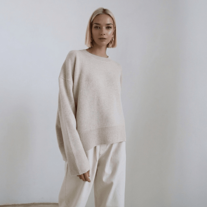 Casual crewneck knitwear piece for women's daily winter layering