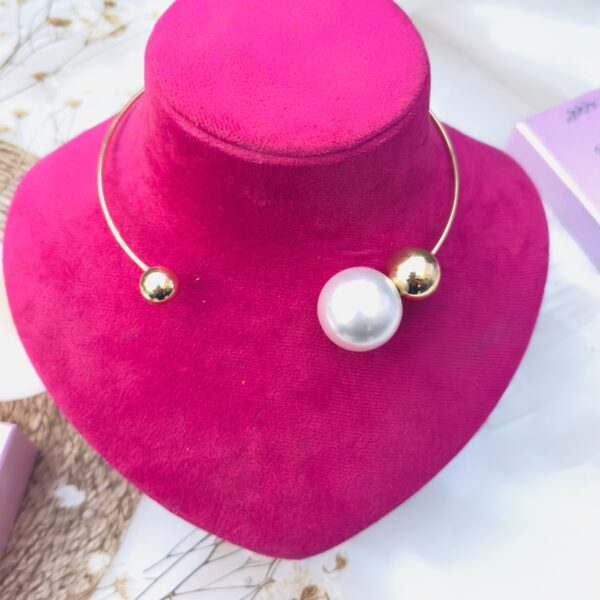 Trendy Pearl neckpeice