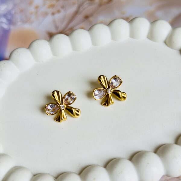 Beautiful Anti tarnish gold plated daily wear Flower earrings