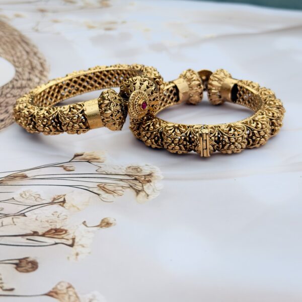 Premium rajwadi bangle with Ruby stone - Image 4