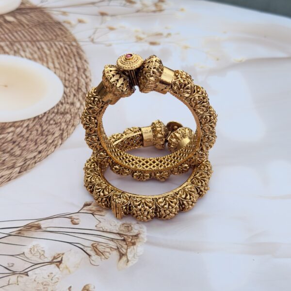 Premium rajwadi bangle with Ruby stone